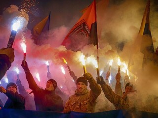 Nacionalisti pochodovali Kyjevom, prápor Azov si založil vlastnú stranu