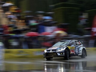 Ogier na Rely Španielska bližšie k titulu, jeho rival havaroval