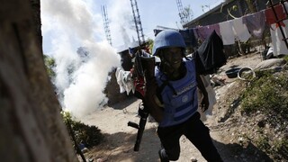 Rozhorčený dav na Haiti vyplienil autá s humanitárnou pomocou