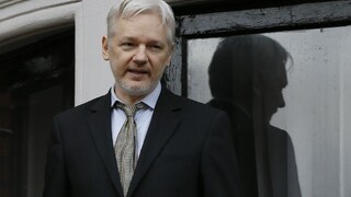 Ukrývajúci sa Assange prišiel o internet. Išlo o Clintonovej prejavy?