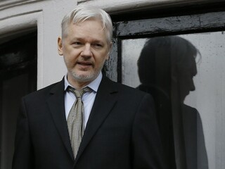 Ukrývajúci sa Assange prišiel o internet. Išlo o Clintonovej prejavy?