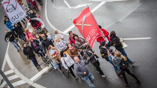 Učitelia ukončili stupňovaný štrajk, pochodovali k ministerstvu