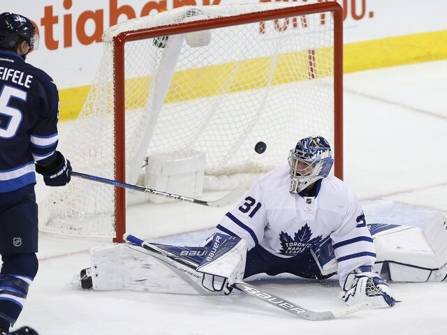 NHL: Winnipeg otočil duel s Torontom, premiérový hetrik Laineho