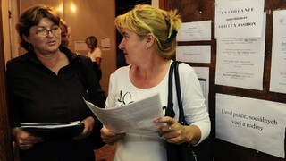 Síce po stotinkách, ale klesá. Nezamestnanosť dosiahla 9,42 %