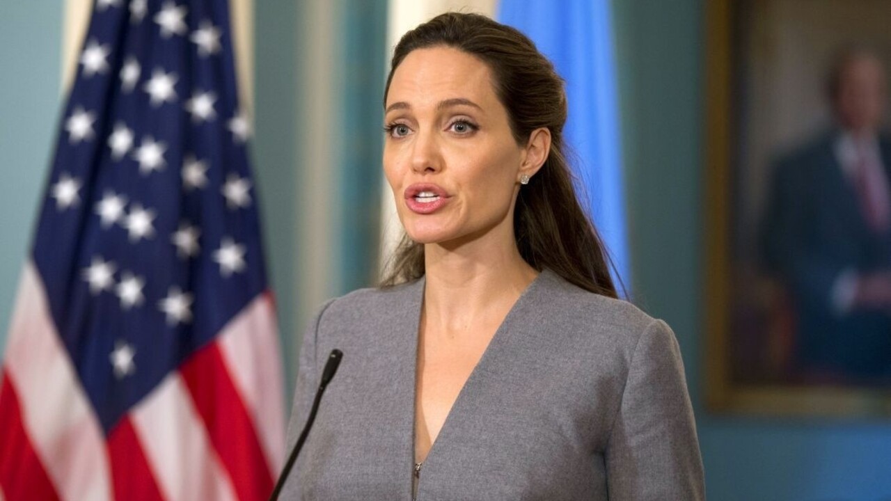 Angelinu Jolie hodiny vypočúvala FBI, dôvodom bol incident v lietadle