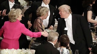 Podali si ruky. Clintonovú a Trumpa spojila charitatívna večera