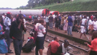 Pri nehode vlaku v Kamerune zahynulo najmenej 53 ľudí
