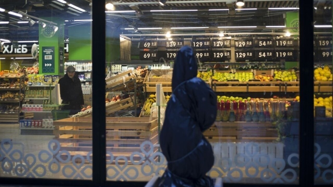 Do nákupného centra pri Bruseli vtrhol muž a začal strieľať z kalašnikova