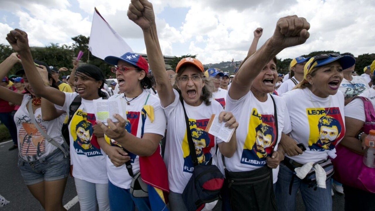 Tisíce Venezuelčaniek vyšli do ulíc, chcú referendum proti Madurovi