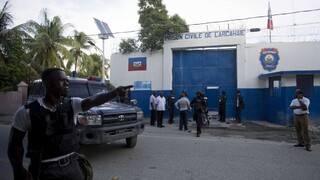 Stovka haitských väzňov unikla na slobodu, strážcom ukradli zbrane