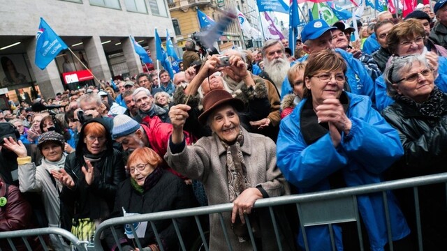 V uliciach Budapešte protestovali tisíce ľudí proti Orbánovej politike