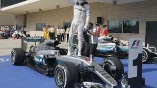 Hamilton dosiahol 50. víťazstvo v kariére, znížil stratu na Rosberga