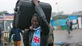 Tábor Džungľa začali likvidovať, migranti sa pokúšali ujsť