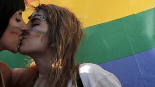 Gejovia si budú môcť adoptovať deti, navrhla česká vláda