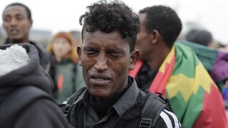 Z utečeneckého tábora v Calais už vysťahovali tretinu migrantov
