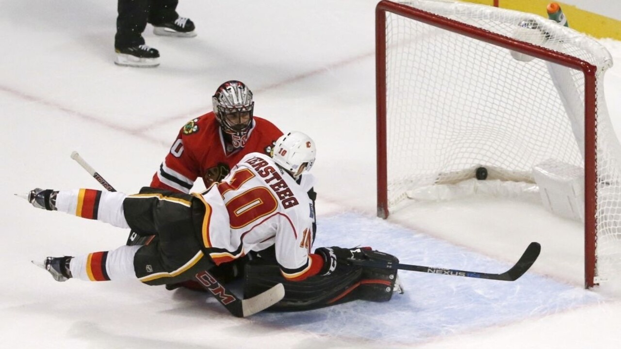 Chicago podľahlo Calgary, rozhodol Versteeg. Pánik a Hossa neuspeli