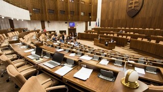 Rokovanie parlamentu: témami boli rokovák, schránky aj extrémizmus