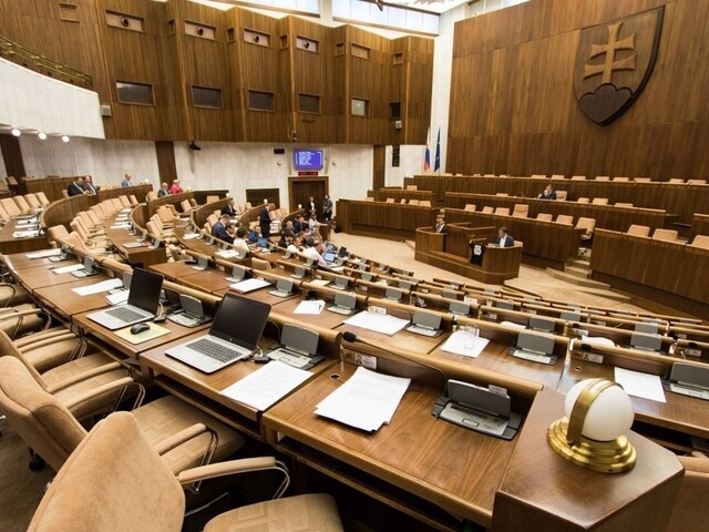 Rokovanie parlamentu: témami boli rokovák, schránky aj extrémizmus