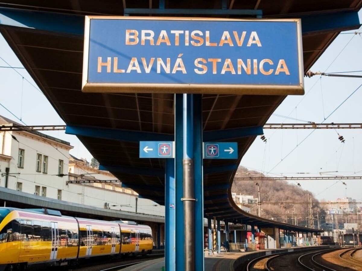 Dušičky sa blížia. Železnice takto posilňujú dopravu