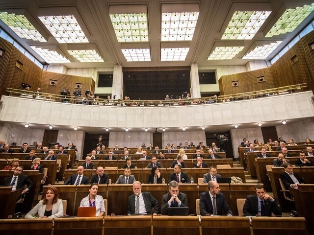 Schválili protischránkový zákon. Odkryje, s kým obchoduje štát
