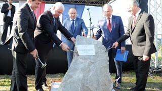 Slovenské Komárno a maďarské Komárom spojí nový most