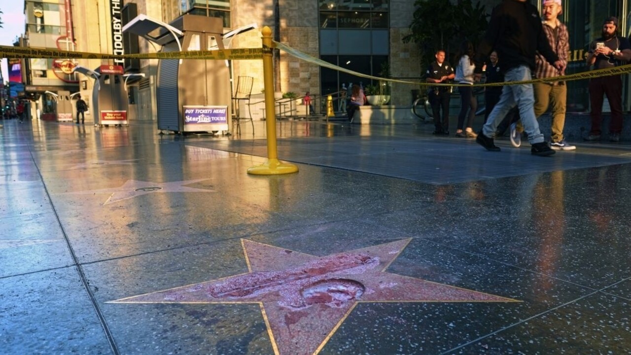 Trumpovu hviezdu na slávnom chodníku zničil vandal s krompáčom