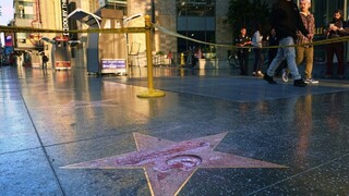 Trumpovu hviezdu na slávnom chodníku zničil vandal s krompáčom