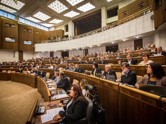 Neprešla novela infozákona, zmeny v hazarde ani tresty funkcionárom
