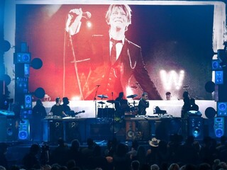 Unikátna socha Davida Bowieho zahrá takmer každú jeho skladbu