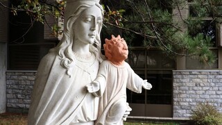 Oprava Ježiškovej sochy sa celkom nepodarila, na webe je z nej hit