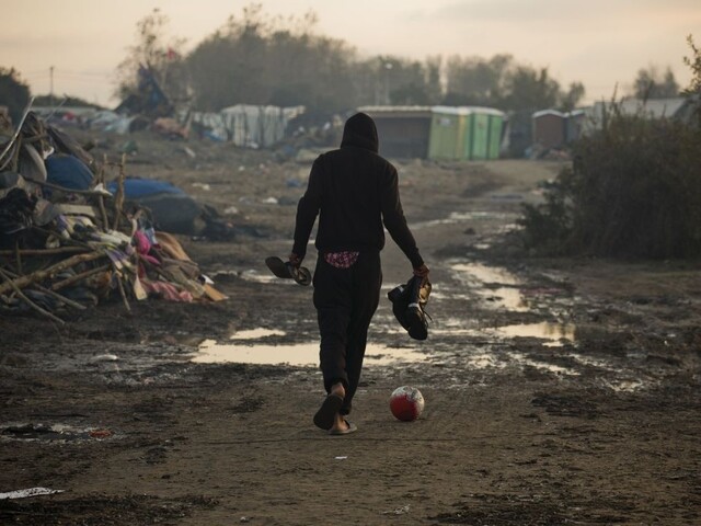 Počet migrantov v Calais sa znižuje, časť sa presunula do Paríža
