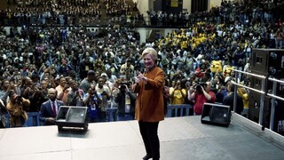 FBI preverí ďalšie e-maily Clintonovej, otvorenie kauzy jej môže uškodiť