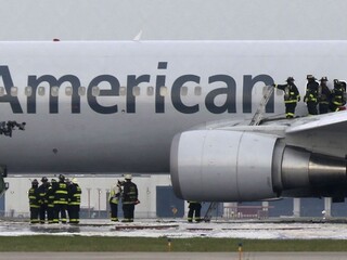 V Chicagu evakuovali boeing s desiatkami ľudí na palube, začal horieť