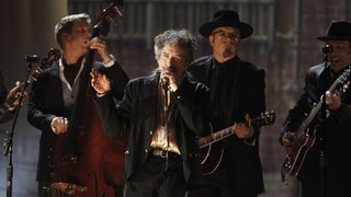 Bob Dylan prelomil mlčanie, Nobelovu cenu si nakoniec prevezme