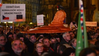 Česko má za sebou búrlivé oslavy, Prahu zaplavili tisíce demonštrantov
