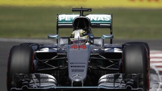 Hamilton si vyjazdil pole position, pokúsi sa znížiť náskok Rosberga