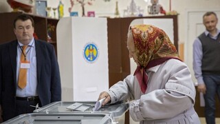 Moldavci si prezidenta nevybrali, čaká ich druhé kolo volieb