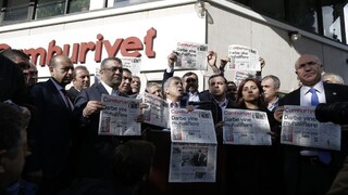 Turecko zakročilo proti opozičným novinám, zadržali šéfredaktora