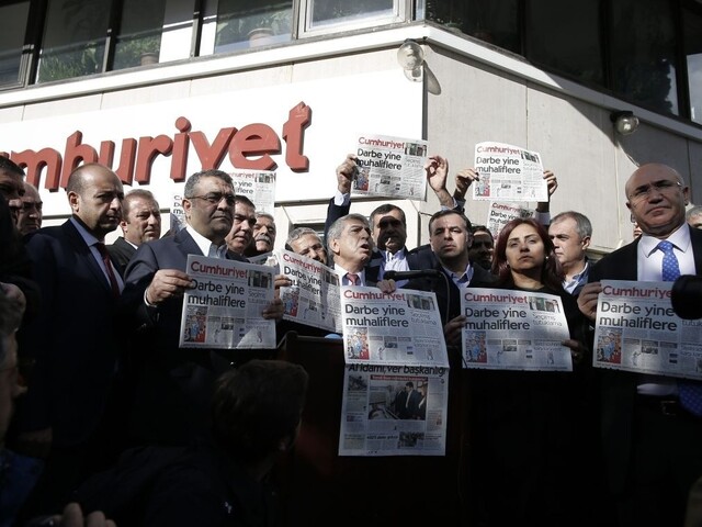 Turecko zakročilo proti opozičným novinám, zadržali šéfredaktora