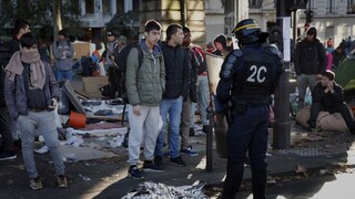V Paríži upratujú po migrantoch, ich počet sa zvýšil o tretinu