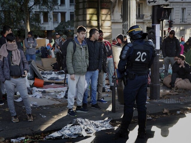 V Paríži upratujú po migrantoch, ich počet sa zvýšil o tretinu