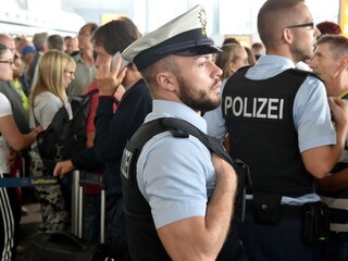 Islamistka zaútočila nožom na policajtov, skončila na psychiatrii