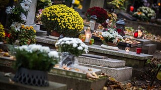 Dušičková atmosféra je už aj na cintorínoch. Ako sú pripravené na nadchádzajúce sviatky?
