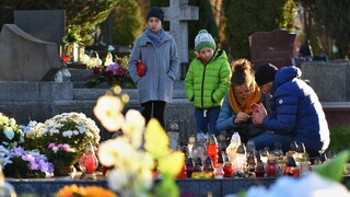 Zápalky nehádžte na zem, kahance ďalej od vencov. Riziko požiaru na cintorínoch sa počas sviatkov zvyšuje