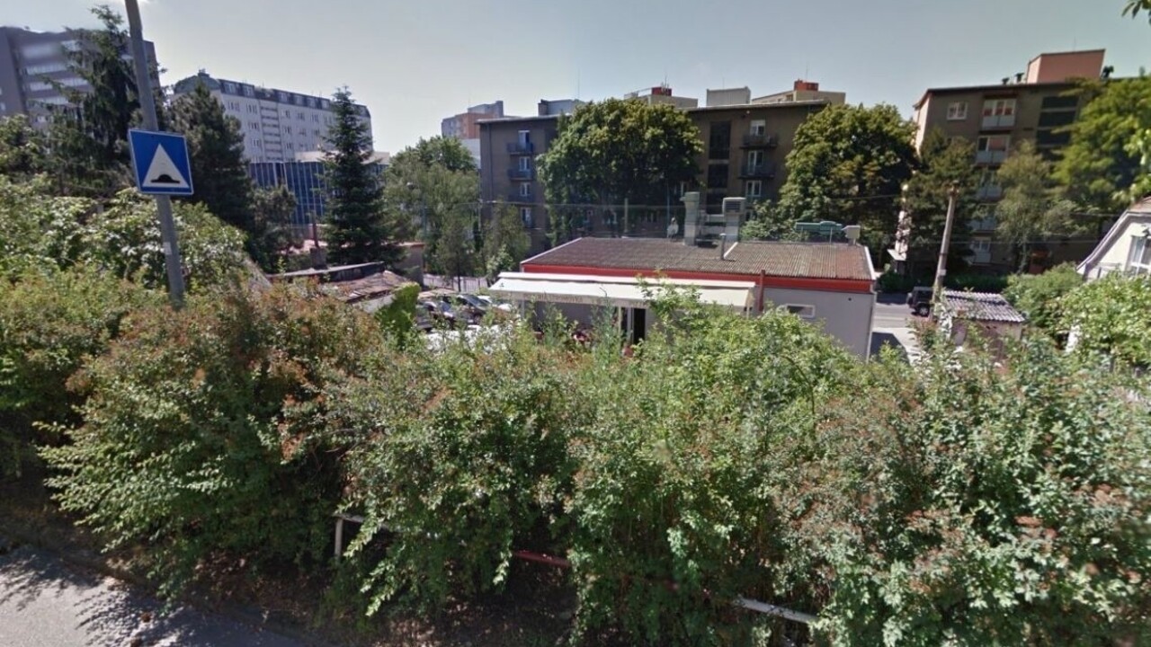 Polícia na bratislavských Kramároch zasahovala vo veľkom, hlásia zranených