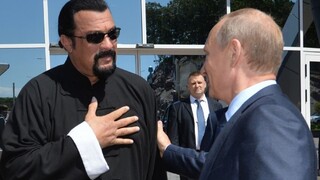 Z herca Stevena Seagala je Rus. Putin mu udelil občianstvo