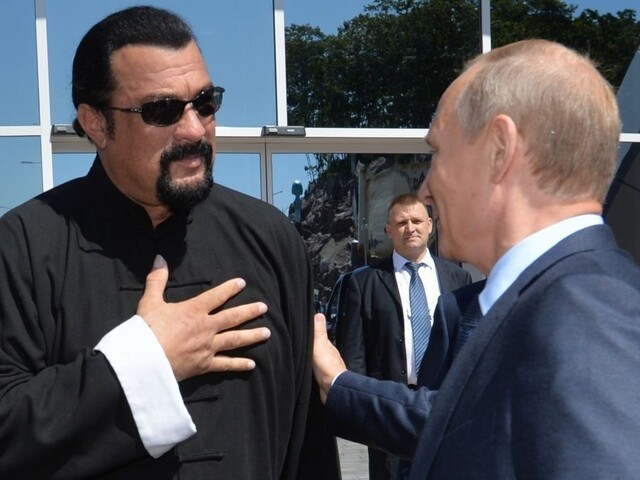 Z herca Stevena Seagala je Rus. Putin mu udelil občianstvo