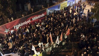 Istanbulom otriasajú protesty proti masovému prepúšťaniu