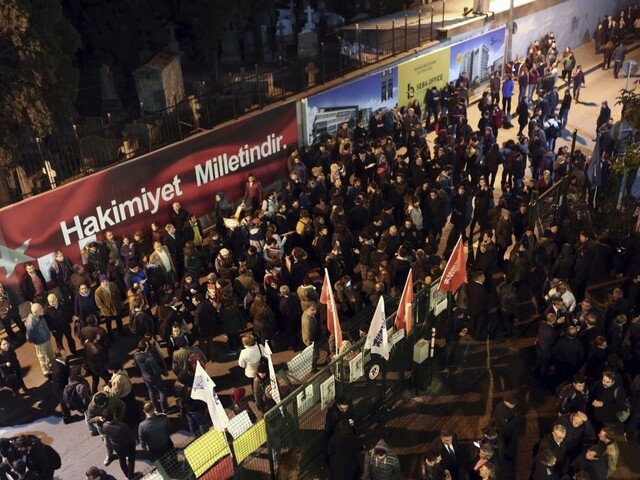 Istanbulom otriasajú protesty proti masovému prepúšťaniu