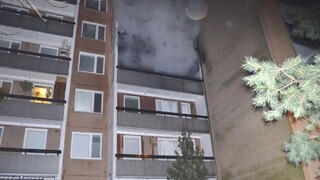 Pri požiari v Dúbravke zahynula mladá žena, ďalších hospitalizovali